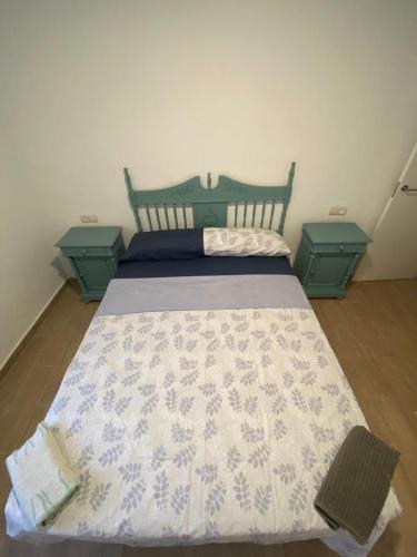 穆尔西亚CASA PAULA的一间卧室配有一张带两张桌子的床
