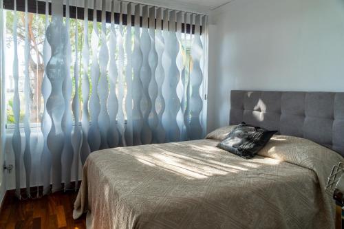 马贝拉Luxury apartamento en río real的一间卧室配有床和带窗帘的窗户