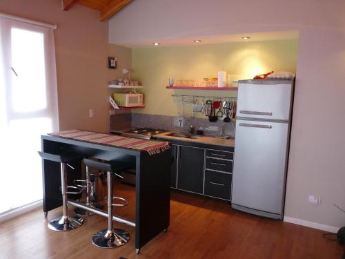 圣卡洛斯-德巴里洛切塞布利克巴里洛切公寓的厨房配有白色冰箱和台面