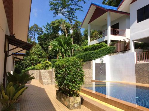蔻立萨瓦斯蒂家庭住宿及游泳池度假村的享有带游泳池的房子的景色