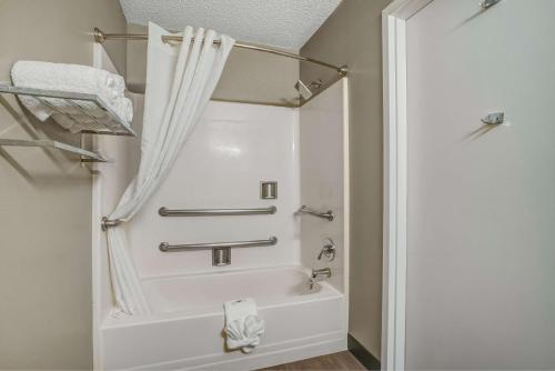 凤凰城Studio 6-Phoenix, AZ - Deer Valley的带浴缸和淋浴帘的浴室