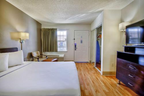 凤凰城Studio 6-Phoenix, AZ - Deer Valley的酒店客房设有一张大床和一台电视。