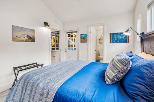 坎布里亚Jewel by the Sea的一间卧室配有蓝色的床和蓝色枕头