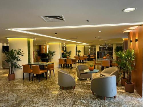 福塔莱萨Oasis Imperial & Fortaleza的酒店大堂设有桌椅和餐厅