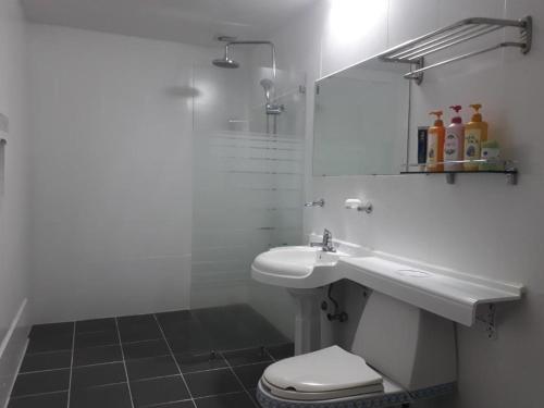 泗川Diamond Motel的一间带水槽、卫生间和镜子的浴室