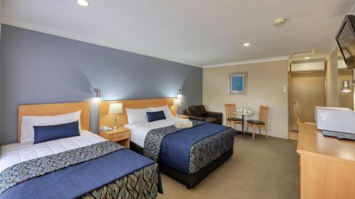塔姆沃思爱德华·帕里汽车旅馆及公寓的酒店客房配有两张床和一张书桌
