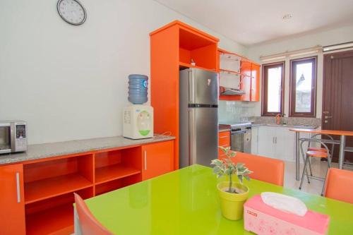 Fully Furnished Two-Storey Modern Minimalist House的厨房或小厨房