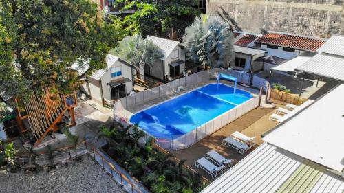 梅尔加Hotel Boutique Casa de Piedra的享有别墅内游泳池的顶部景致
