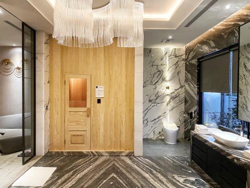 台中市朵茉行馆的浴室设有木门和吊灯。