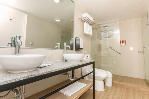 库斯科安迪纳之标准库斯科广场酒店的一间带水槽、卫生间和镜子的浴室