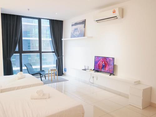 Double Queen Suites w/ Netflix / Swimming Pool & accessible to Atria Shopping Mall的电视和/或娱乐中心