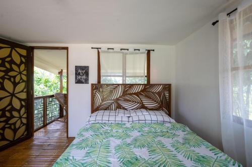 CavintiMountain lake Island Cabin Sierra - for family Getaway的一间卧室配有一张带绿色和白色棉被的床