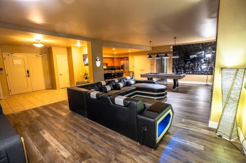 拉斯维加斯2100 SqFt Penthouse Suite W/ Strip Views! POOL GYM的带沙发和乒乓球桌的客厅