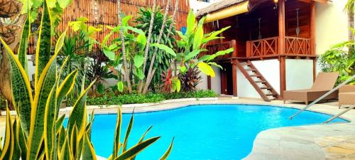 库塔Villa Cantik Kuta Regency的房屋前的游泳池