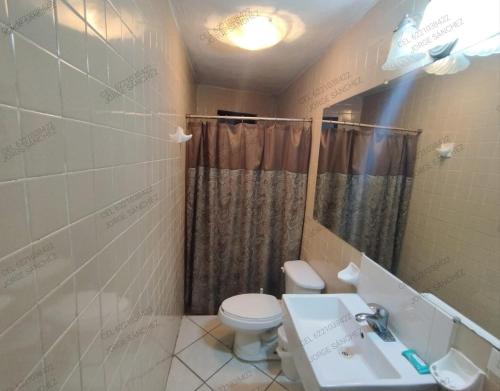 圣卡洛斯Casa Tecalai 5的浴室配有卫生间、盥洗盆和淋浴。