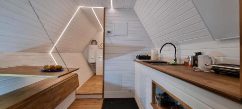 PõldeotsaKu:Kärg的厨房设有白色的墙壁和木制台面