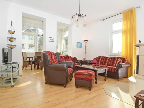 奥斯赛拜-塞林Villa Sanssouci - Apt. 01的客厅配有两张沙发和一台电视机