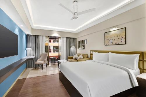 巴加Radisson Resort Goa Baga的一间卧室设有一张床和一间客厅。