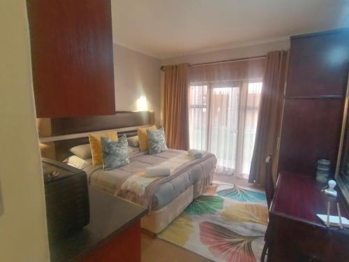 布隆方丹Reliwave Pty Ltd的酒店客房,配有床和电视