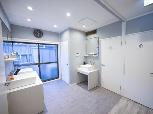 名古屋Usatsuno Osu的浴室设有2个水槽和镜子
