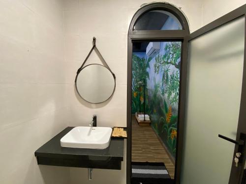 河内Cerf Volant Soc Son的一间带水槽和镜子的浴室