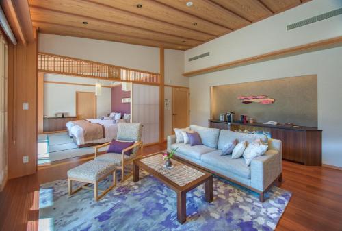 伊东ABBA Resorts Izu - Zagyosoh的带沙发的客厅和卧室