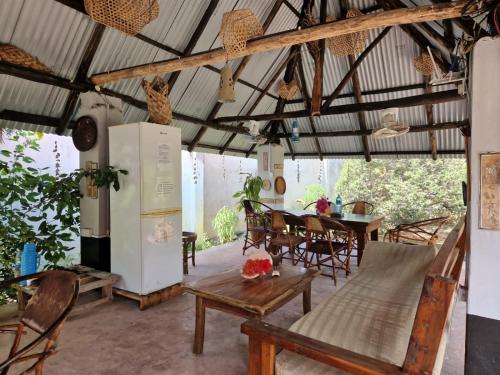 南威Mwana House的厨房以及带桌椅的用餐室。