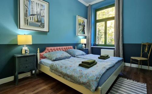 库洛特拉森Art-House Kurort Rathen的蓝色的卧室设有床和窗户