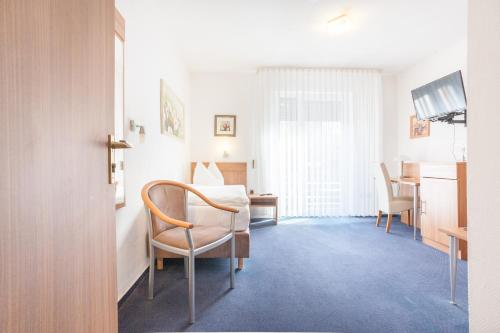 霍尔茨维克德TM Hotel Dortmund Airport的配有一张床和一张桌子及椅子的房间