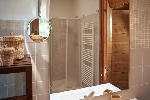 潘札诺卡萨罗尼I号度假屋的带淋浴和盥洗盆的浴室