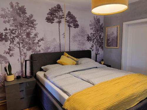 AmeckeInn66的一间卧室配有一张带黄色毯子的大床