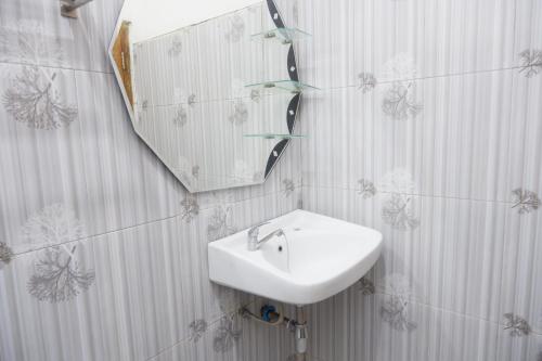Wonosari歌利亚丽曼山古农齐都尔旅馆的一间带水槽和镜子的浴室