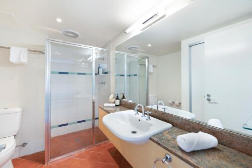 达尔文Exclusive Resort-style Living with Balcony & Pool的一间带水槽、淋浴和卫生间的浴室