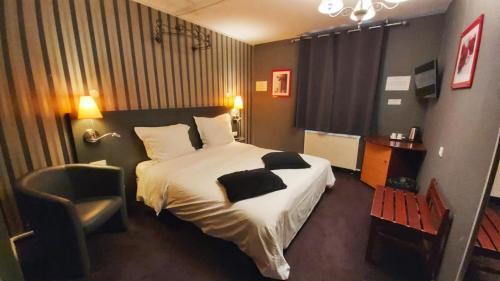 鲁昂康苏尔鲁昂酒店的配有一张床和一把椅子的酒店客房