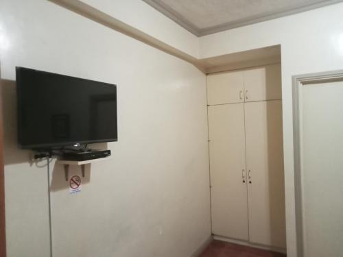 巴科洛德RedDoorz at Casa Marabella Villamonte Bacolod City的客厅的墙上配有平面电视。