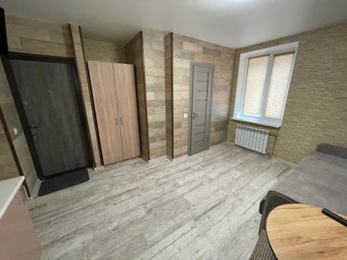 文尼察Смарт-квартира біля озера的空空房间,设有木地板和木柜
