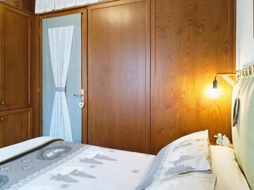 GiustinoLa CRI Bed & Breakfast的一间卧室设有一张床和木墙