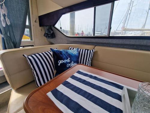 布里克瑟姆*NEW* GORGEOUS BOAT STAY WITH VIEWS!的船上的一张桌子和两个枕头