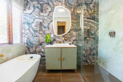 约翰内斯堡塔巴生态酒店的一间带水槽和镜子的浴室
