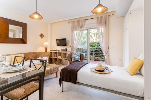 贝纳尔马德纳BLONZU SAFARi的一间卧室配有一张床、一张桌子和一个窗户。