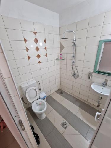 泰托沃Hotel Yal Restaurant的一间带卫生间和水槽的浴室