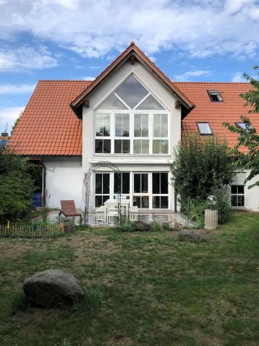 MitterteichFerienwohnung Villa Hygge的白色房子,有红色屋顶
