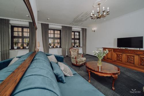 耶莱尼亚古拉Apartamenty Lokalna的客厅配有蓝色的沙发和桌子
