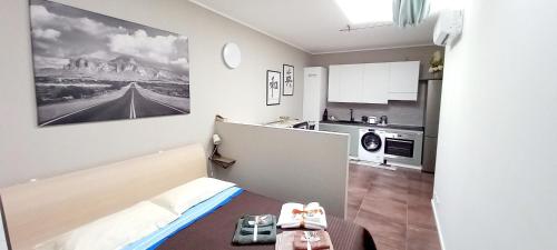 都灵SKY LOFT Nuovissimo vicinanze Metro的小房间设有床和厨房