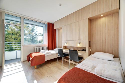 派尔努爱沙尼亚医疗温泉酒店 的酒店客房配有两张床和一张书桌