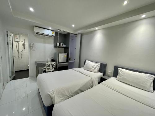 曼谷My Hotel Pratunam的酒店客房带两张床和一间浴室