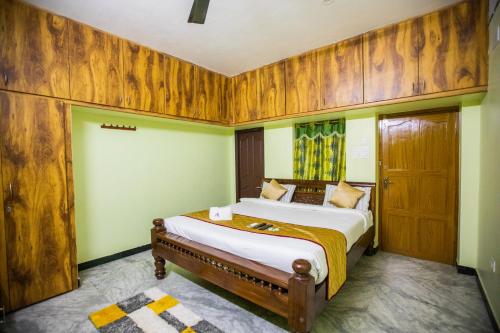 蓬蒂切里Sri Balaji Villas的一间卧室设有两张床和木墙