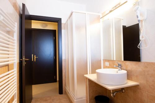GrammicheleG&G Hotel的一间带水槽和镜子的浴室