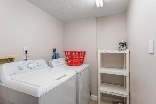 圣徒皮特海滩104 Las Brisas Condo的洗衣房配有洗衣机和篮子
