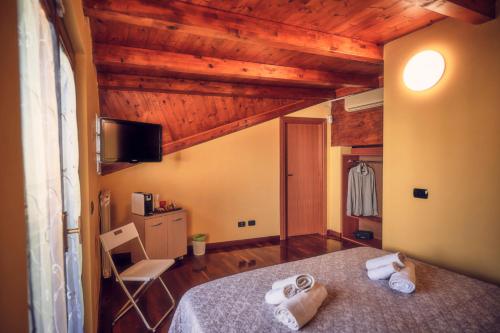 钱皮诺Travelershome Ciampino 212 Central Station的一间带一张床的卧室,位于带木制天花板的房间内